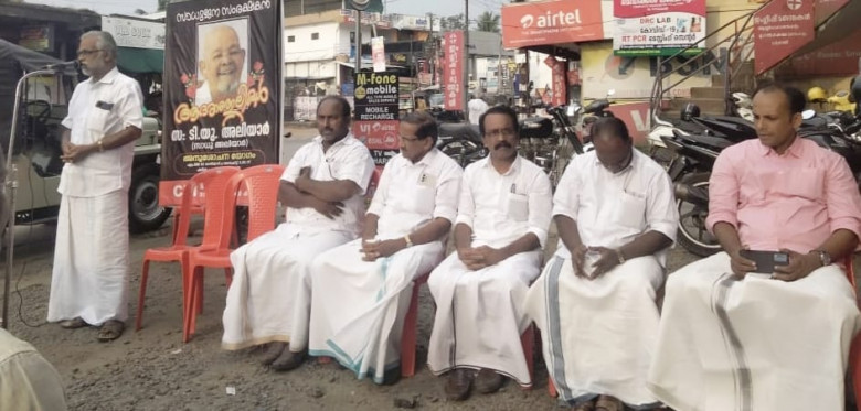 കീeച്ചരിപ്പടിയിൽ നടന്ന ടി യു അലിയാർ അനുശോചന യോഗത്തിൽ മുൻ എം.എൽ എ ബാബു പോൾ സംസാരിക്കുന്നു