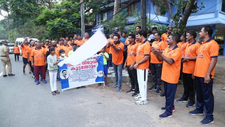 റൂറൽ ജില്ലാ പോലീസ് സിയാലിന്റെ സഹകരണത്തോടെ ലഹരി വിരുദ്ധ ബോധവൽക്കരണത്തിന്റെ ഭാഗമായി ആലുവയിൽ കൂട്ടയോട്ടം നടത്തി. സിനിമാ നടൻ ടിനിടോം ഫ്ലാഗ് ഓഫ് ചെയ്തു.