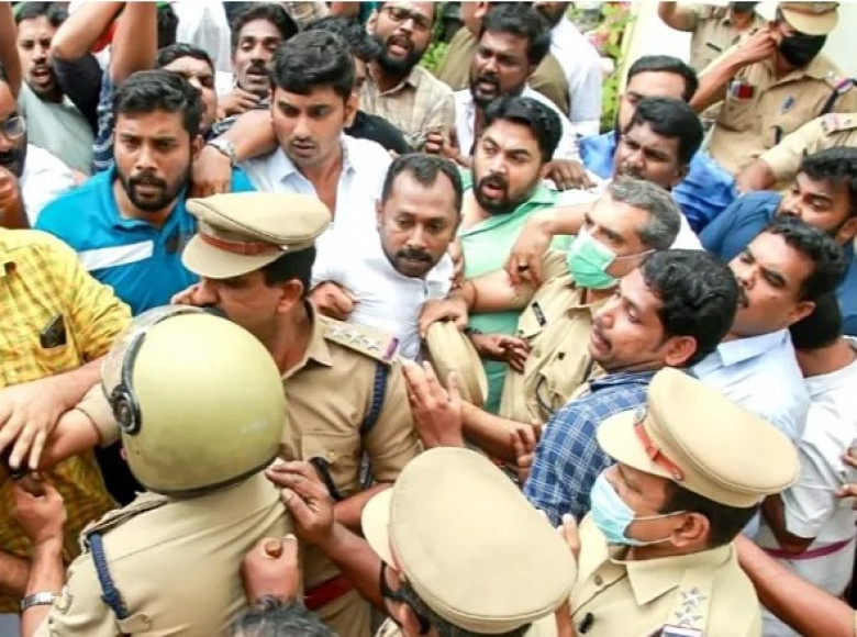 മരണ കുഴികള്ക്കെതിരെ പി.ഡബ്ളു.ഡി ഓഫീസിലേക്ക് യൂത്ത് കോണ്ഗ്രസ് നടത്തിയ മാര്ച്ചില് സംഘര്ഷം