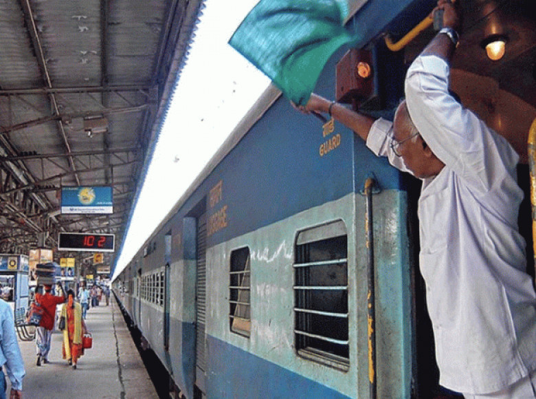 പാലക്കാട് ട്രെയിനില് യാത്രക്കാരന് തൂങ്ങി മരിച്ച നിലയില്