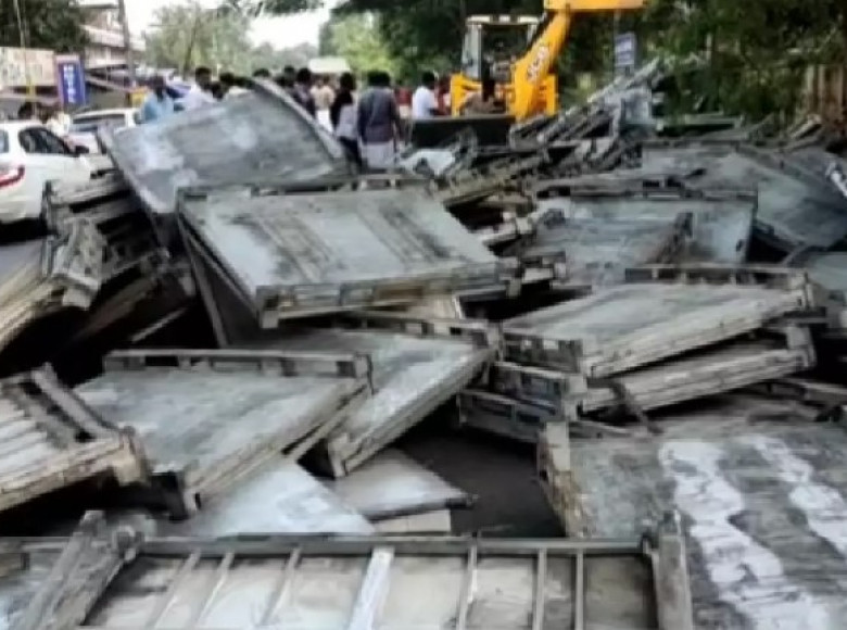 ലോറിയില് നിന്ന് ഇരുമ്പ് ഷീറ്റുകള് പുറത്തേക്ക് വീണു; വഴിയാത്രക്കാരായ രണ്ടുപേക്ക് ദാരുണാന്ത്യം