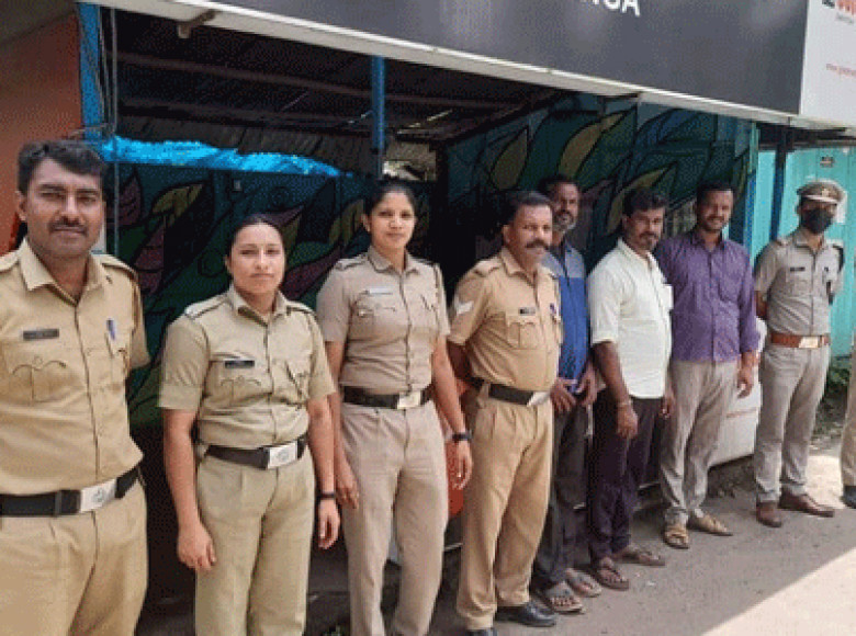 മുത്തങ്ങ ചെക്ക് പോസ്റ്റില് 22 ലക്ഷം പിടികൂടി; രണ്ട് കേസുകളിലായി 5 പേരും കാറും പിടിയില്