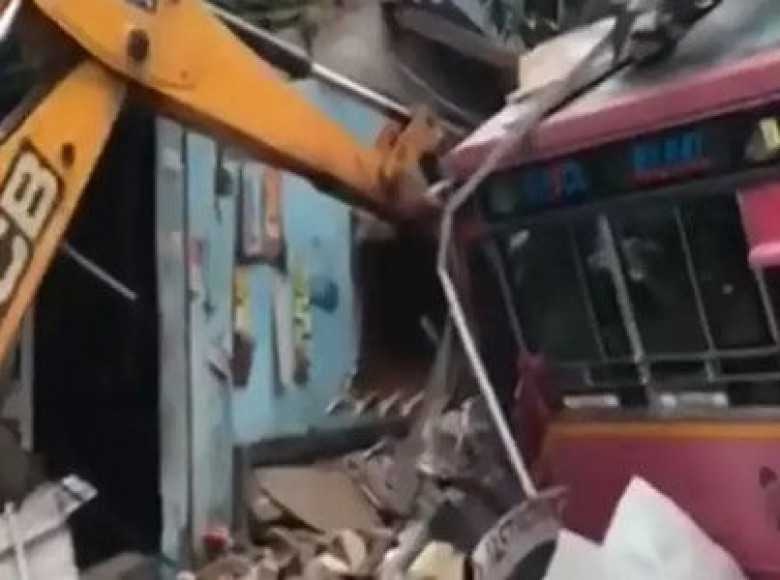 വയനാട് കടയിലേക്ക് ബസ് ഇടിച്ചുകയറി; നാല്പ്പതോളം പേര്ക്ക് പരിക്ക്