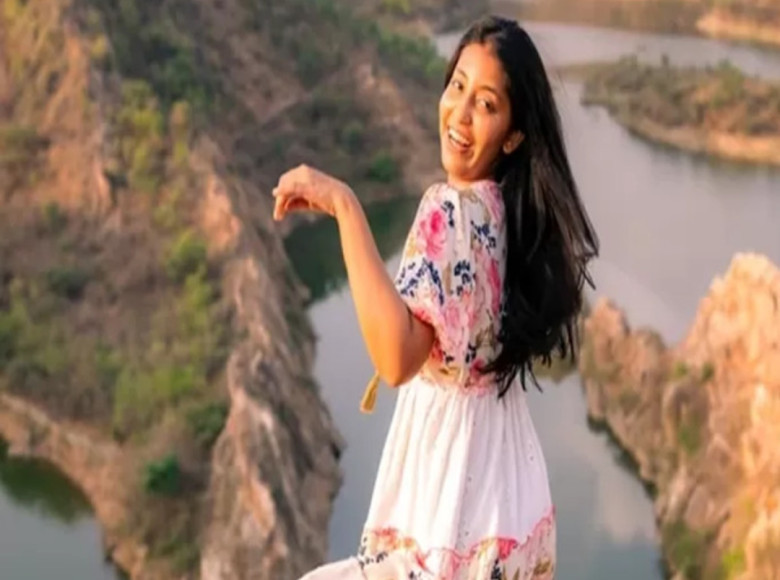 റീല്സെടുക്കുന്നതിനിടെ വെള്ളച്ചാട്ടത്തിലേക്ക് വീണ് വ്ളോഗര്ക്ക് ദാരുണാന്ത്യം