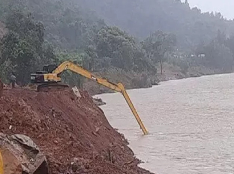 ജീവന് പണയം വെച്ചുകൊണ്ടുള്ള തിരച്ചില് ; ലോറിയുടെ ക്യാബിനടുത്തെത്തി നാവികര്