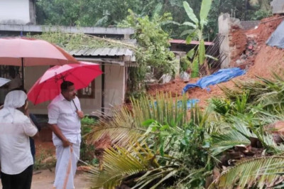 സംരക്ഷണ ഭിത്തി ഇടിഞ്ഞ പ്രദേശം ആന്റണി ജോണ്‍ എം എല്‍ എ സന്ദര്‍ശിച്ചു.