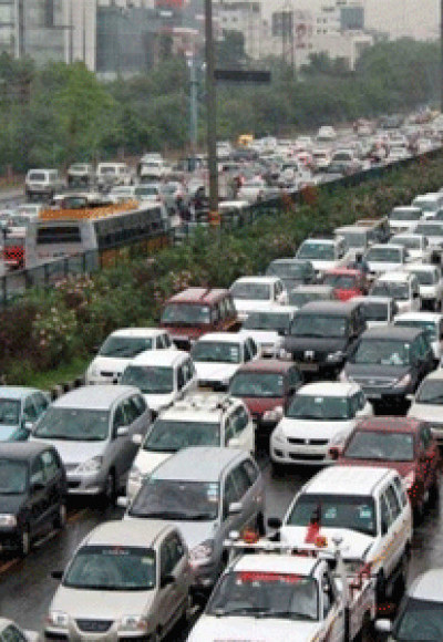 കൂടുതല്‍ കാറുകള്‍ വാങ്ങുന്നതില്‍ നിന്ന് ആളുകളെ പിന്തിരിപ്പിക്കണം: കേന്ദ്രമന്ത്രി