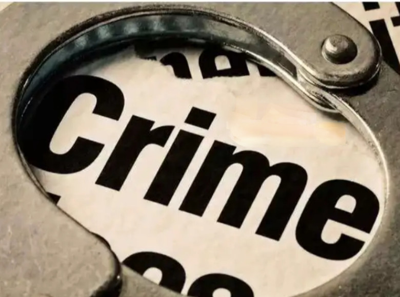 കളമശ്ശേരിയില്‍ യുവതിയെ ക്രൂരമായി ആക്രമിച്ച്‌ സ്വര്‍ണം കവര്‍ന്നു ; തലയില്‍ മുണ്ടിട്ടു മൂടി തല തൂണില്‍ ഇടിപ്പിച്ചും കല്ലിനിടിച്ചും അവശയാക്കി