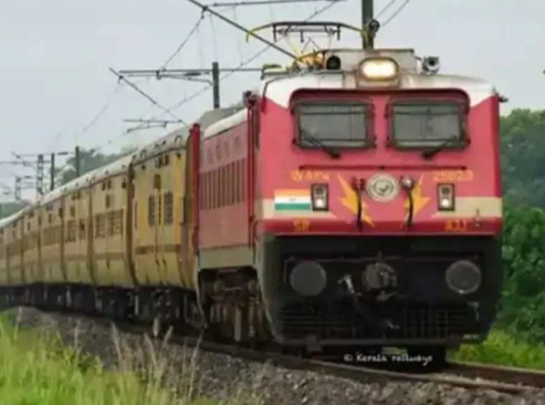 എറണാകുളം സൗത്തില്‍ ട്രെയിൻ നിയന്ത്രണം ; യാത്രക്കാര്‍ വലയുന്നു, മാറ്റങ്ങള്‍ മുൻകൂട്ടി അറിയിച്ചില്ലെന്ന് പരാതി