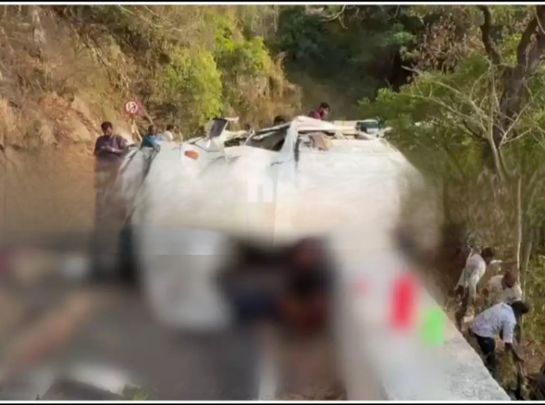 വാല്‍പ്പാറയില്‍ വൻ അപകടം, മിനിവാൻ കൊക്കയിലേക്ക് മറിഞ്ഞ് മലപ്പുറം സ്വദേശികളായ 8 അധ്യാപകര്‍ക്ക് ജീവൻ നഷ്ടം, 7 പേരും സ്ത്രീകള്‍ ; 5 പേര്‍ക്ക് ഗുരുതര പരിക്ക്