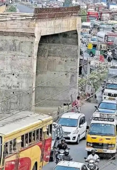 പഴയ ചാലക്കുടി പാലം അറ്റകുറ്റപ്പണിക്കായി അടച്ചു ; ഗതാഗതക്കുരുക്ക് രൂക്ഷം
